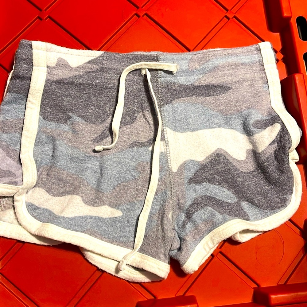 AE camo shorts like new